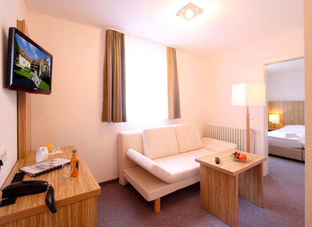 TV a/nebo společenská místnost v ubytování Akzent Hotel Am Burgholz