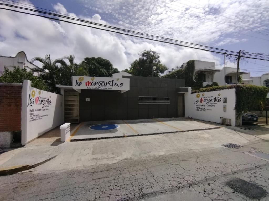 uma casa está a ser construída com uma garagem em Las Margaritas Casa de Huéspedes em Cancún