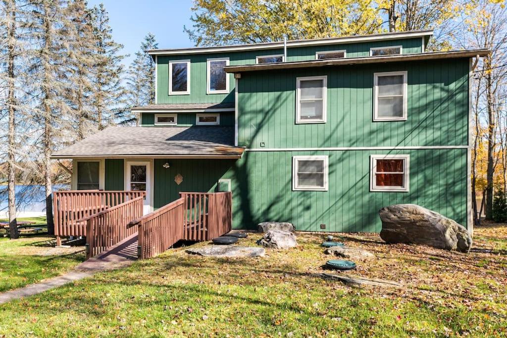 Arrowhead LakeWaterfront Stagshead Lakehouse at Lake Arrowhead的前面有栅栏的绿色房子