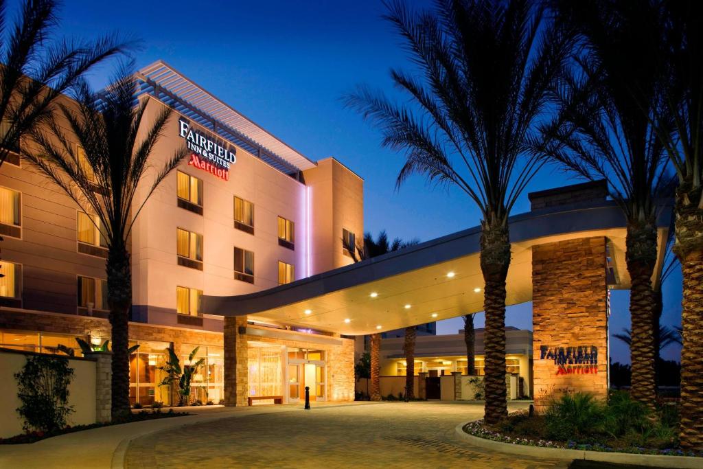 hotel z palmami przed nim w obiekcie Fairfield Inn & Suites by Marriott Tustin Orange County w mieście Tustin
