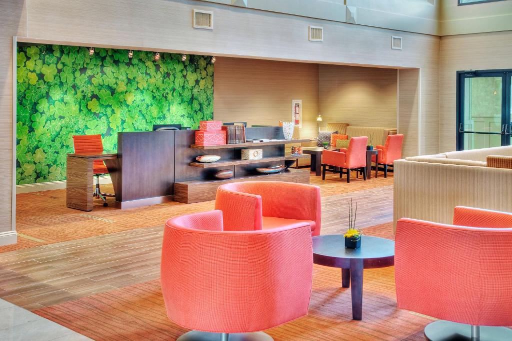 The lounge or bar area at Courtyard by Marriott Erie Ambassador Conference Center