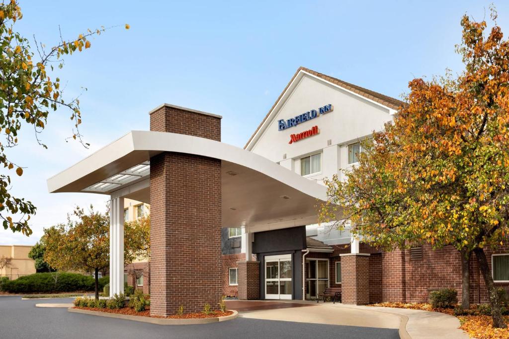 une projection de l'avant d'un bâtiment hospitalier dans l'établissement Fairfield Inn Roseville, à Roseville