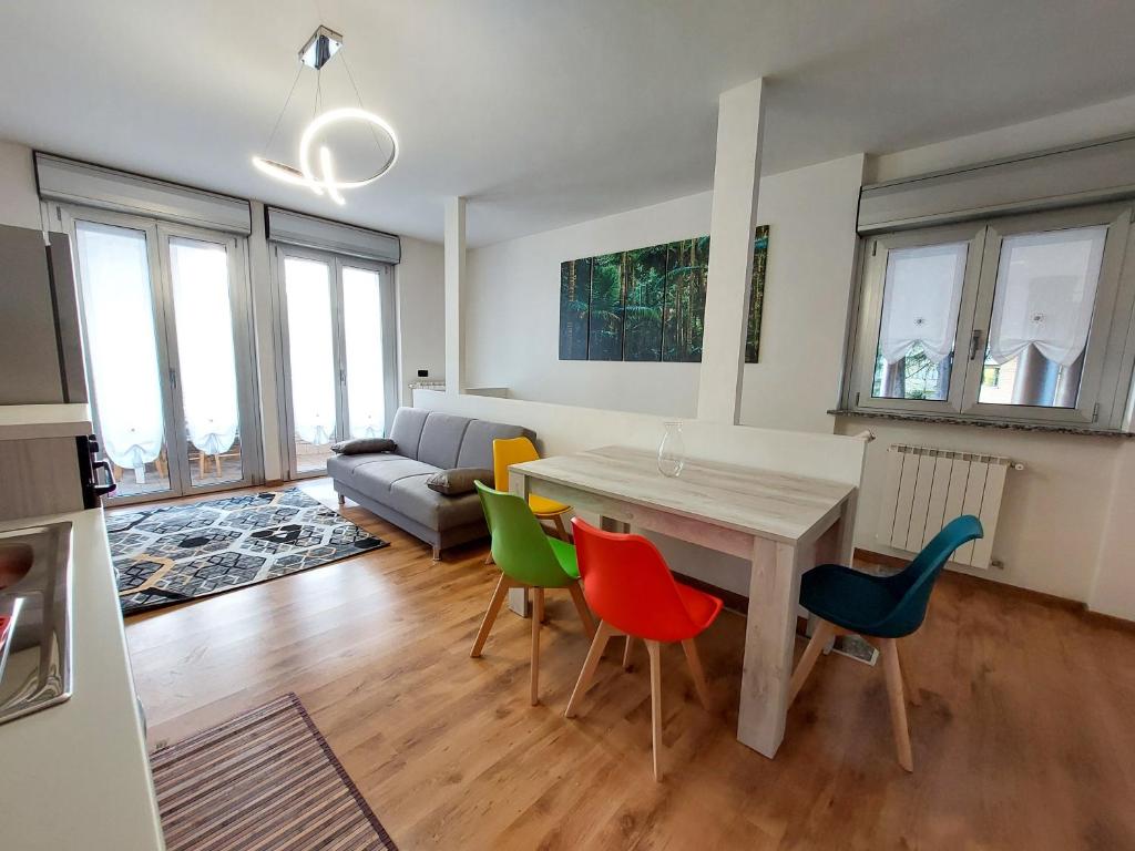uma sala de estar com uma mesa e cadeiras coloridas em Appartamento privato con jacuzzi em Legnano