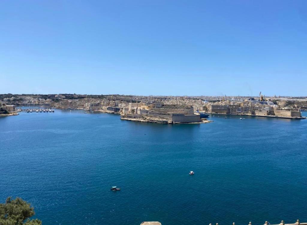 uma grande massa de água com uma cidade ao fundo em Valletta 3 Bedroom Apartment em Valletta
