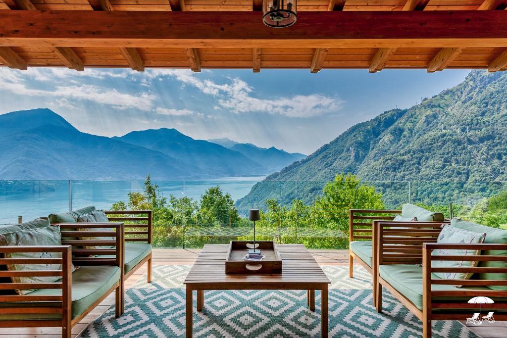 sala de estar con mesa, sillas y vistas en Villa Cassia, en Stazzona