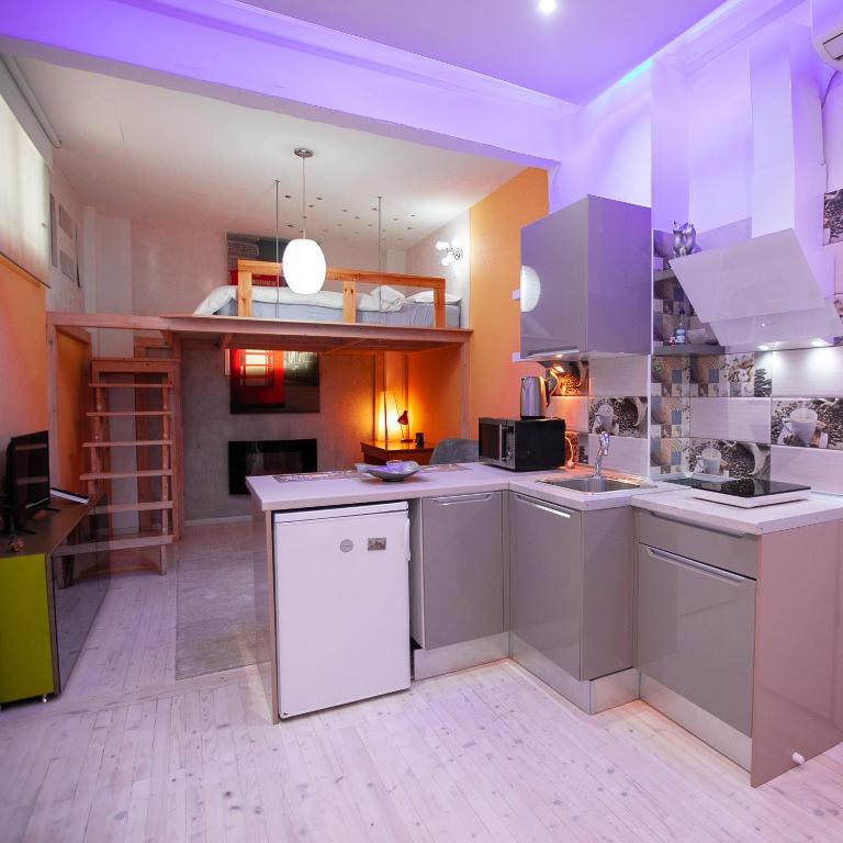 Orange and Blue studio downtown 5 min from White Tower, Thessaloniki