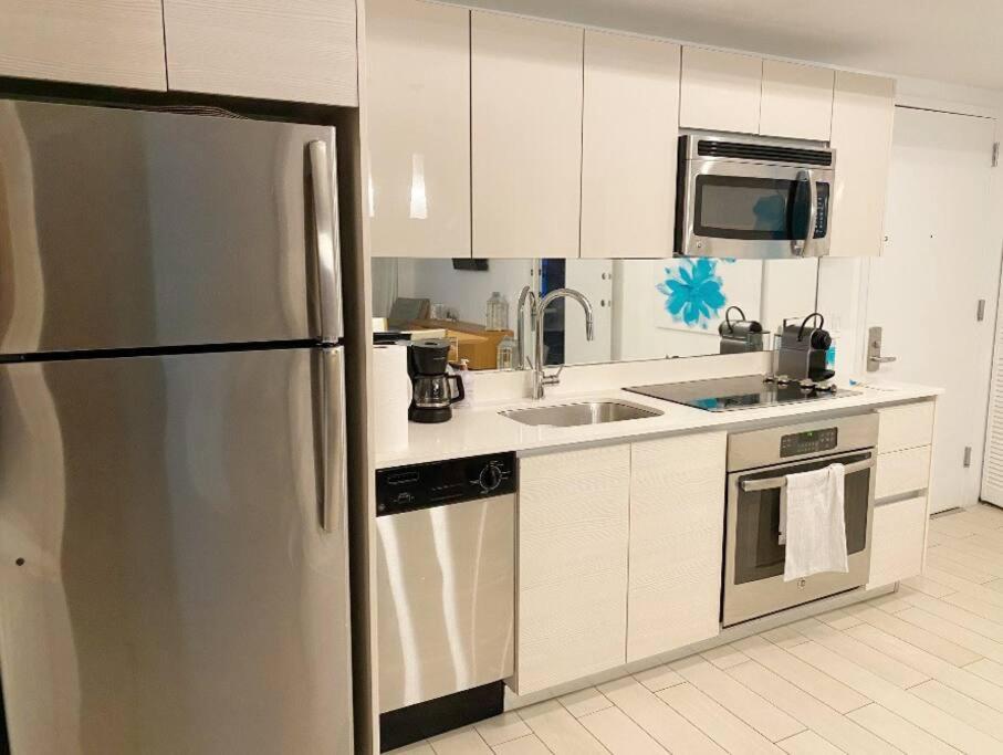 cocina con nevera de acero inoxidable y fregadero en Miami Beach 1B 1B Incredible View apartment with Kitchen, en Hallandale Beach