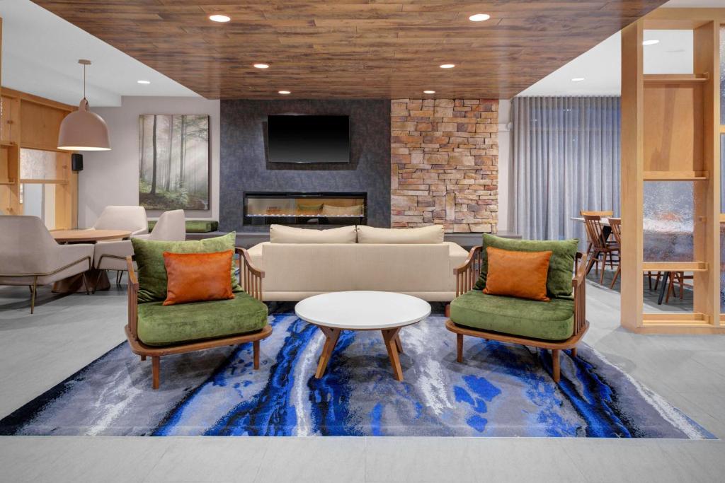 salon z kanapą, krzesłami i stołem w obiekcie Fairfield Inn & Suites by Marriott Roanoke Salem w mieście Salem