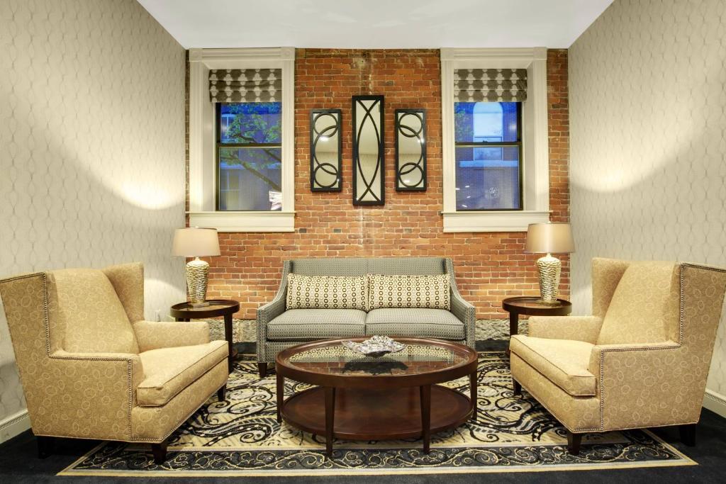 uma sala de estar com duas cadeiras e uma mesa de centro em Fairfield Inn & Suites by Marriott Keene Downtown em Keene
