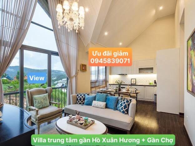 ein Wohnzimmer mit einem Sofa und einer Küche in der Unterkunft Villa Đà Lạt Khởi Nghĩa Bắc Sơn Gần Hồ Xuân Hương Gần Chợ Đêm - KNBS Lana in Xuan An