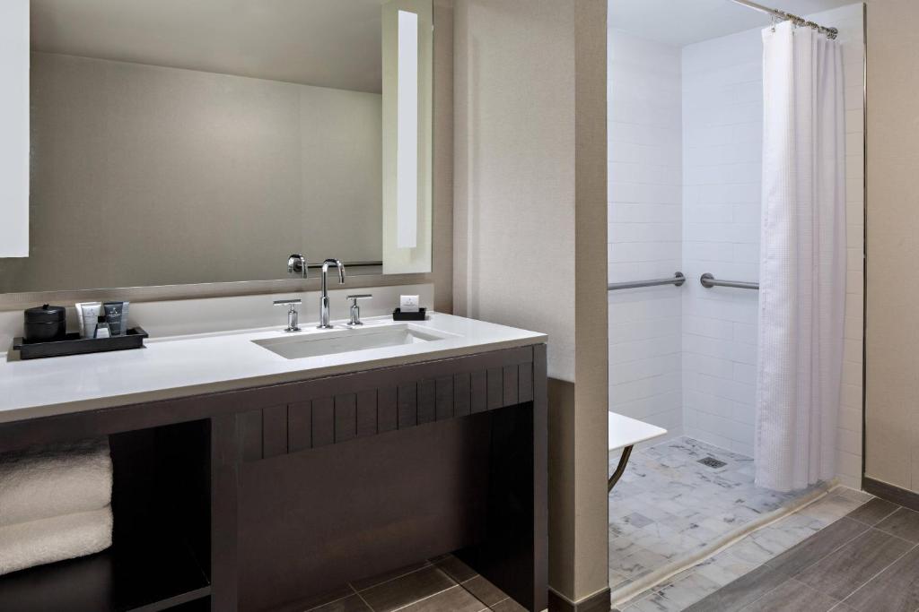 JW Marriott Houston by the Galleria - Queen Room With Two Queen Beds