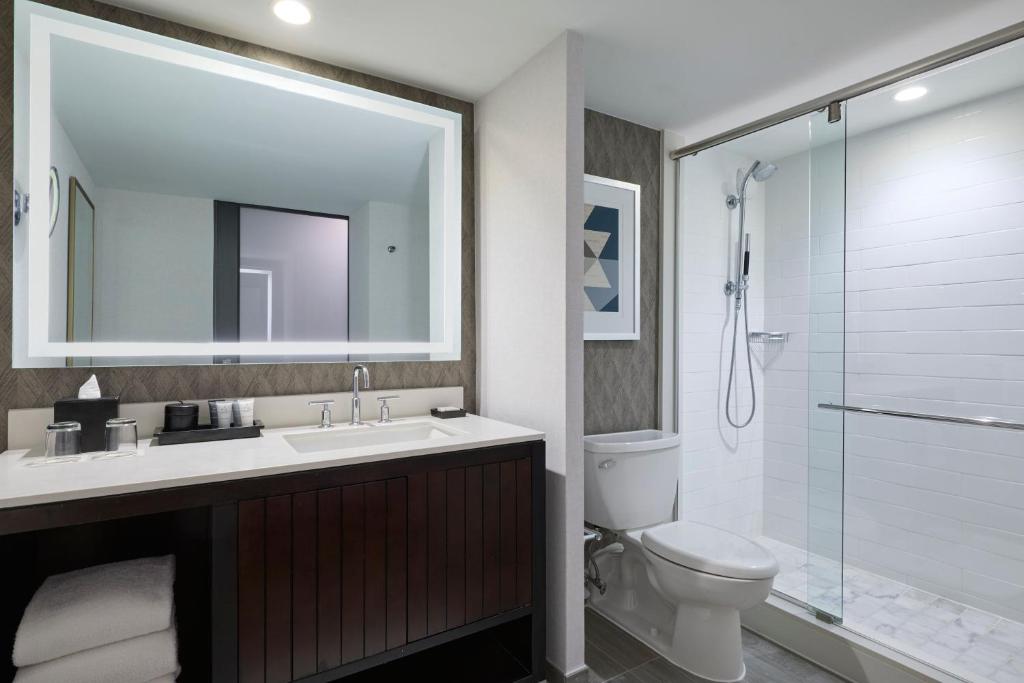 JW Marriott Houston by the Galleria - Queen Room With Two Queen Beds - Executive Lounge Access/High Floor