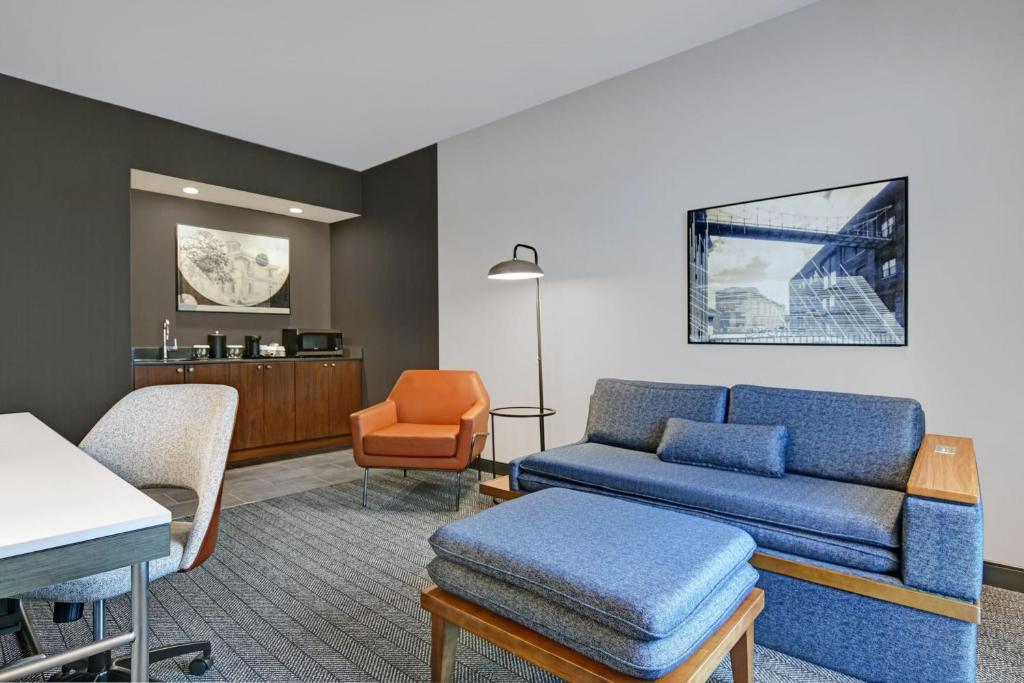 Posezení v ubytování Courtyard by Marriott Hamilton