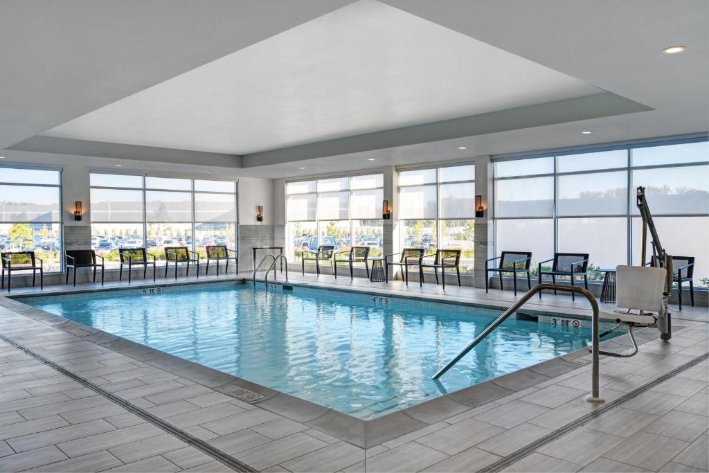 Bazén v ubytování Courtyard by Marriott Hamilton nebo v jeho okolí