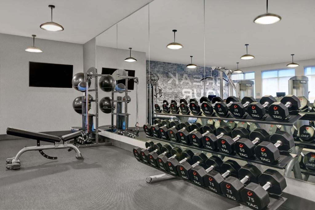 Fitness centrum a/nebo fitness zařízení v ubytování Courtyard by Marriott Hamilton