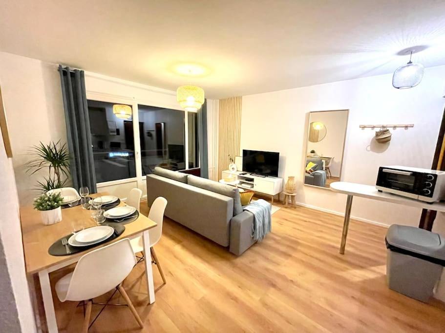 Telewizja i/lub zestaw kina domowego w obiekcie Appartement - Lit Queen Size - Proximité Genève