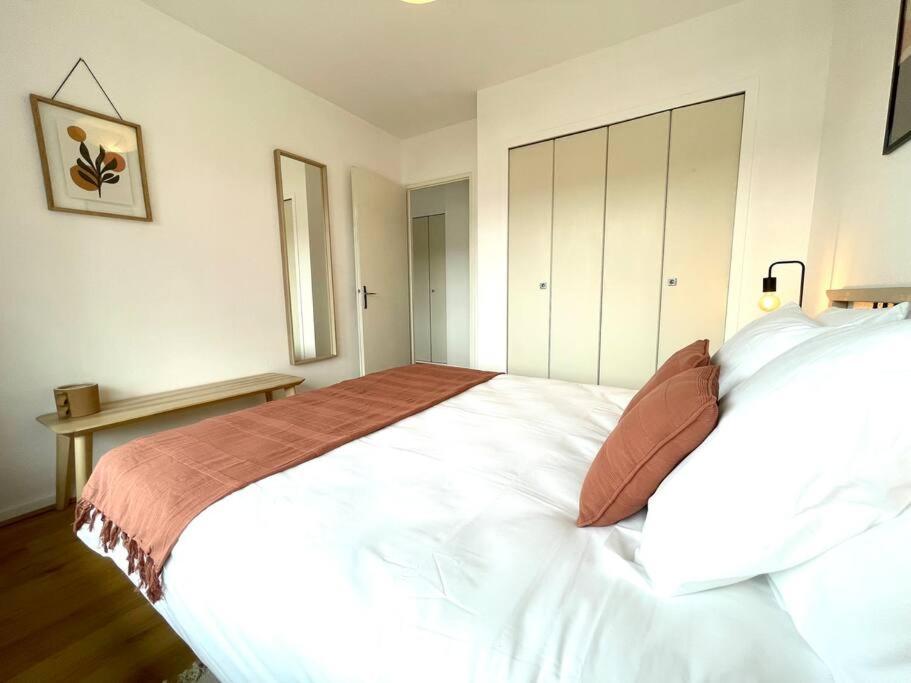 Łóżko lub łóżka w pokoju w obiekcie Appartement - Lit Queen Size - Proximité Genève