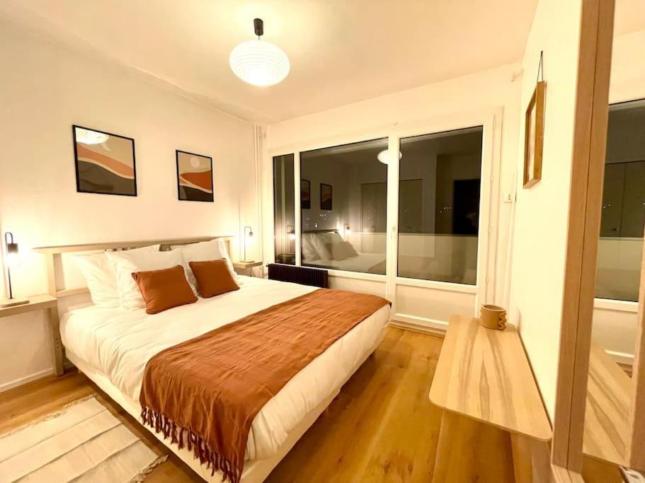 sypialnia z dużym łóżkiem i dużym oknem w obiekcie Appartement - Lit Queen Size - Proximité Genève w mieście Saint-Julien-en-Genevois