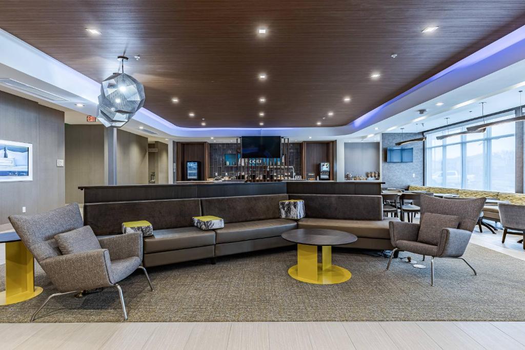 a lobby with a couch and chairs and a bar at SpringHill Suites by Marriott Fort Wayne North in Sunnybrook Acres