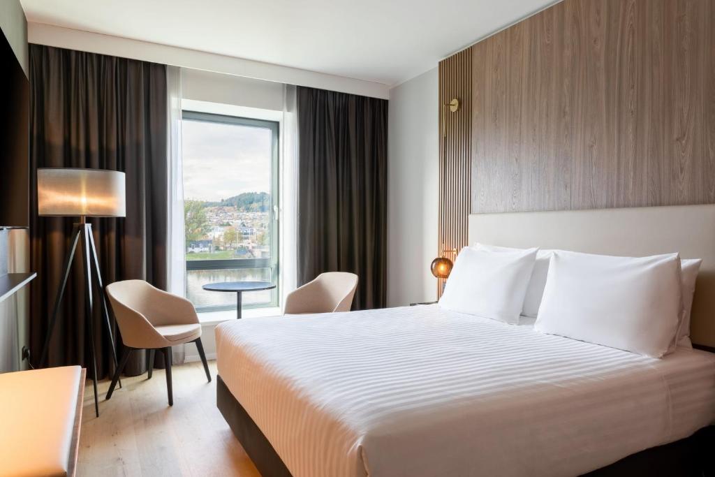 Tempat tidur dalam kamar di AC Hotel by Marriott Inverness