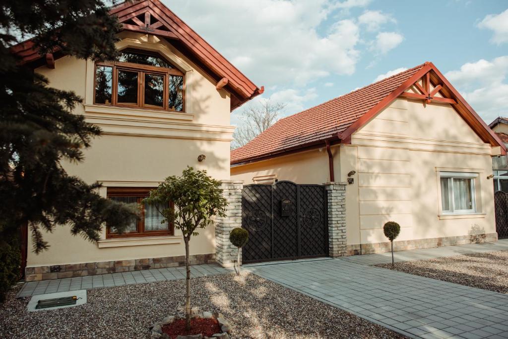 een huis met een hek ervoor bij Aquapalic Resort in Palić