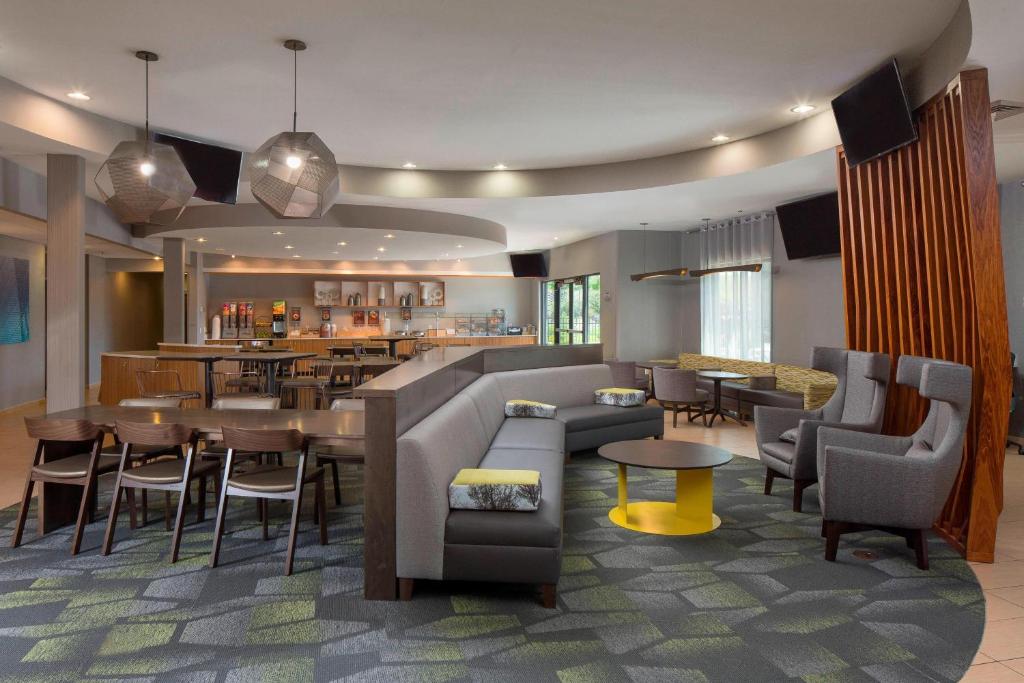 Lounge nebo bar v ubytování SpringHill Suites St. Louis Airport/Earth City
