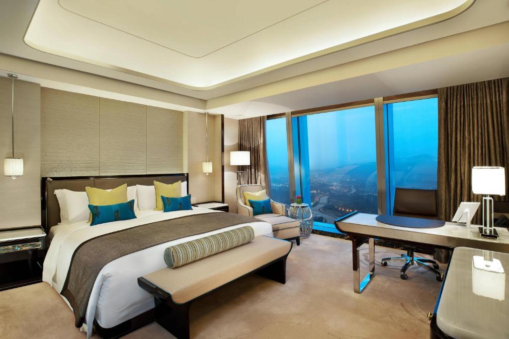 Postel nebo postele na pokoji v ubytování The St. Regis Shenzhen