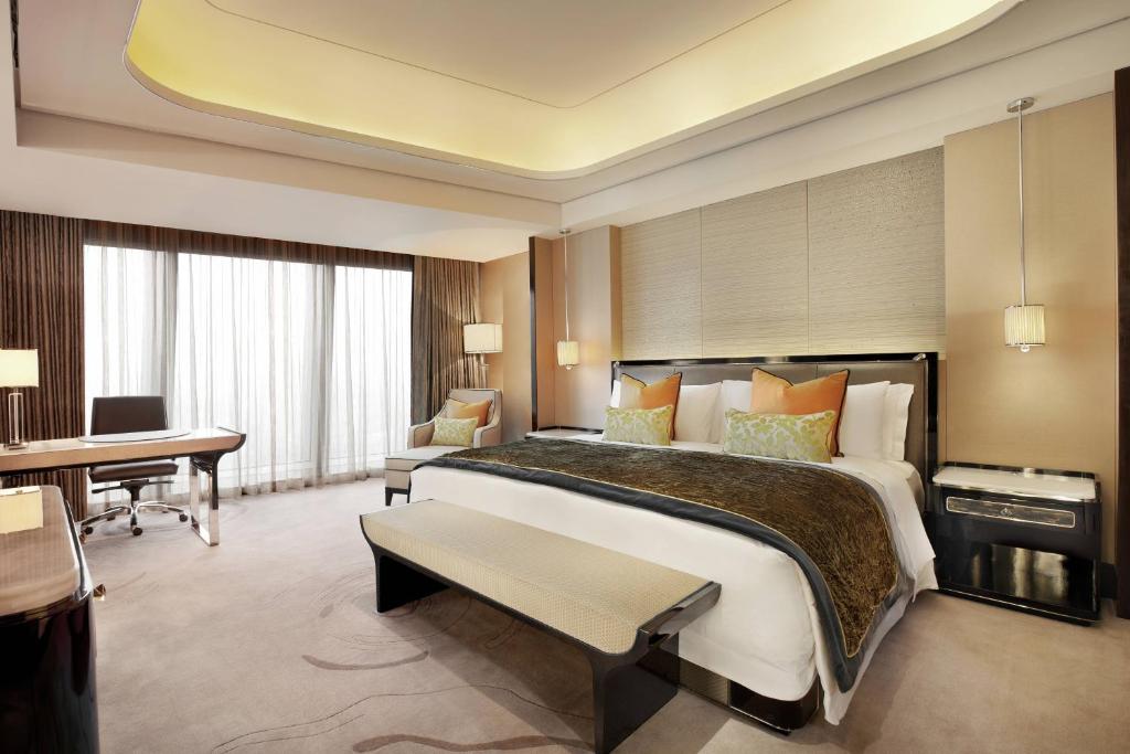 Postel nebo postele na pokoji v ubytování The St. Regis Shenzhen