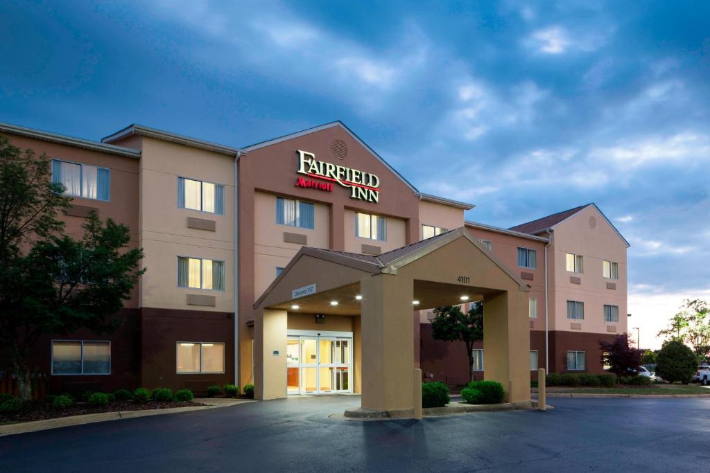 ein Hotelgebäude mit einem Hotelschild darauf in der Unterkunft Fairfield Inn Tuscaloosa in Tuscaloosa