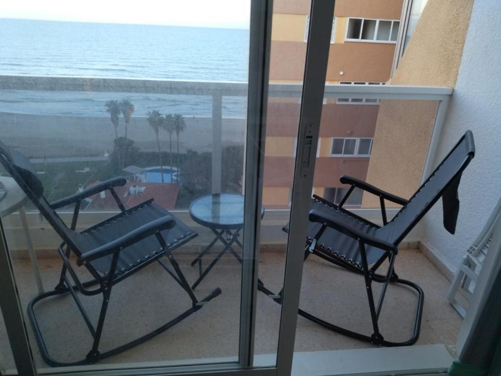 un balcone con 2 sedie e vista sull'oceano di Apartamento con vistas al mar a Las Canteras