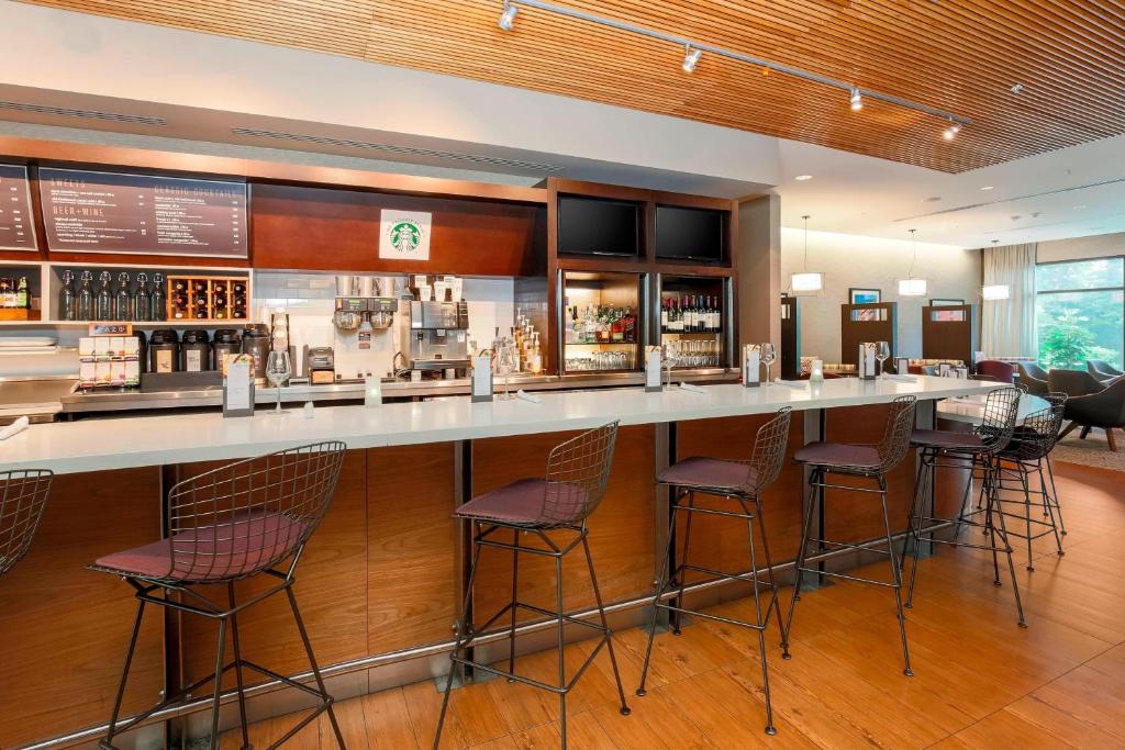 a bar in a restaurant with bar stools at Courtyard by Marriott San Jose Campbell in Campbell