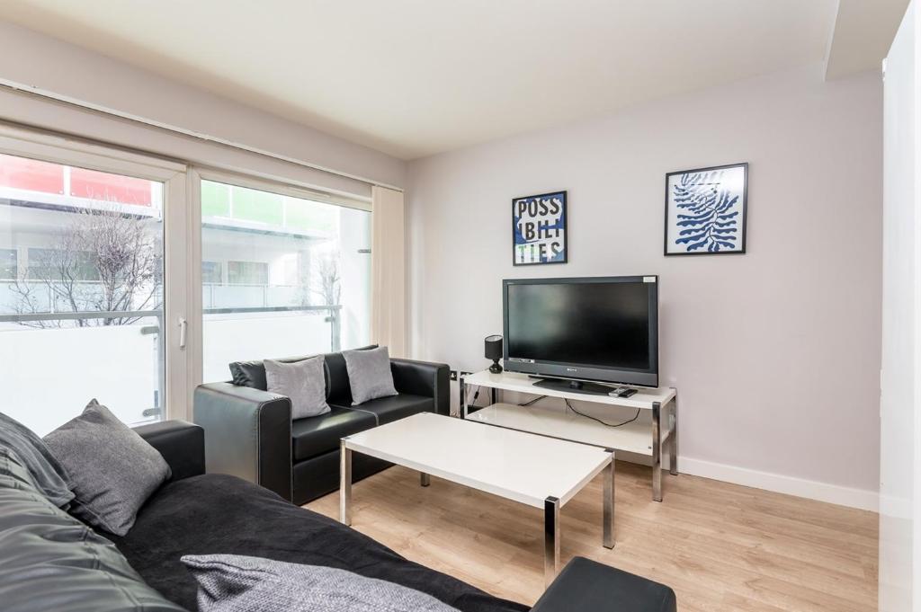 A seating area at ☆ Property Buzzer Serviced Apartments ☆ 1 Bed Flat Birmingham City Centre - China Town ☆ Very close to Bull Ring, Grand Central + Mailbox ☆