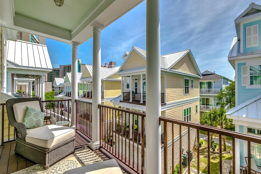 d'un balcon avec une chaise et certaines maisons. dans l'établissement Landyns Beach House 312SB (Sleeps 10), à Myrtle Beach