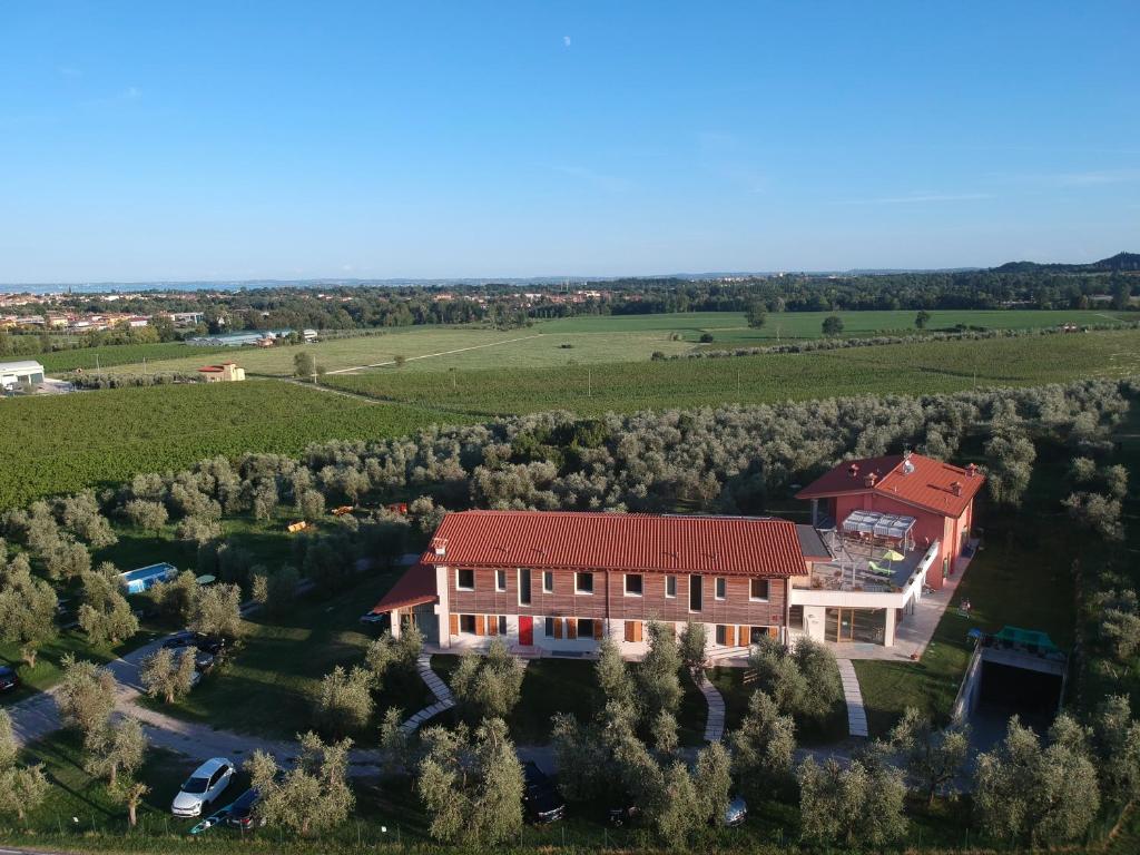 widok z góry na duży dom w polu w obiekcie Agriturismo Fioralba w mieście Polpenazze del Garda
