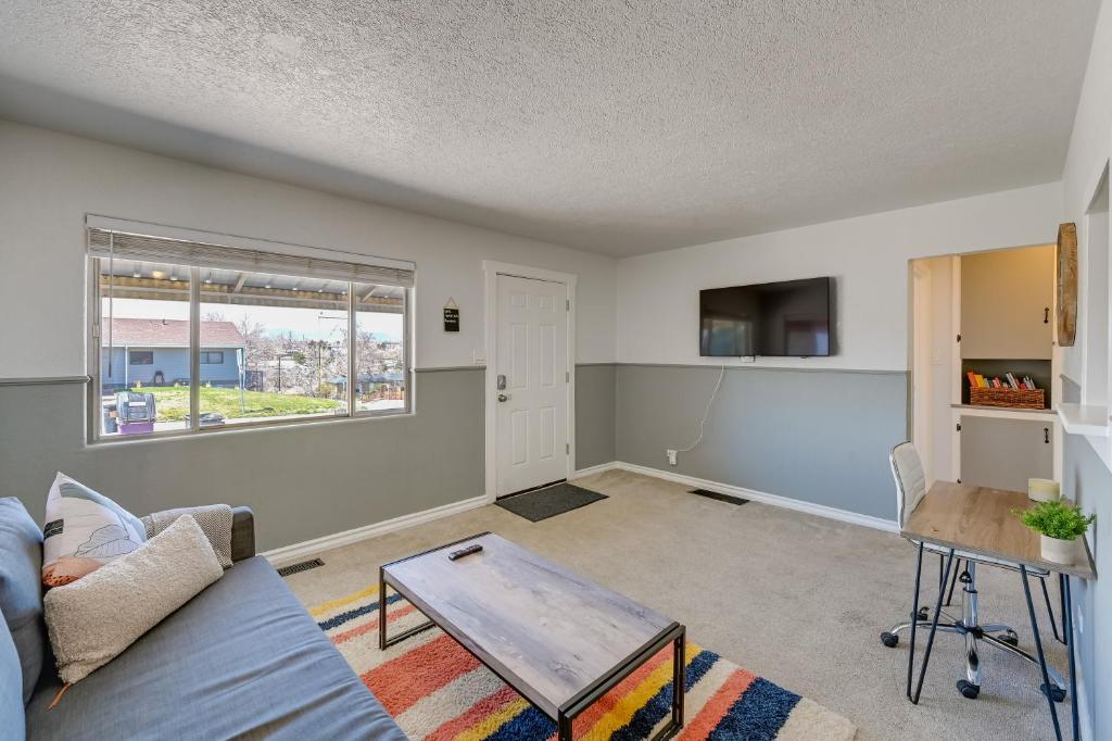 ein Wohnzimmer mit einem Sofa und einem Tisch in der Unterkunft Vibrant Denver Vacation Rental 2 Mi to Ball Arena! in Denver