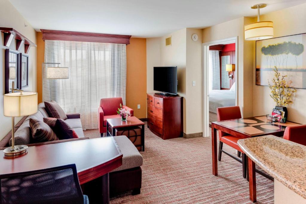 Residence Inn by Marriott Auburn - Suite King De Un Dormitorio Con Sofá Cama
