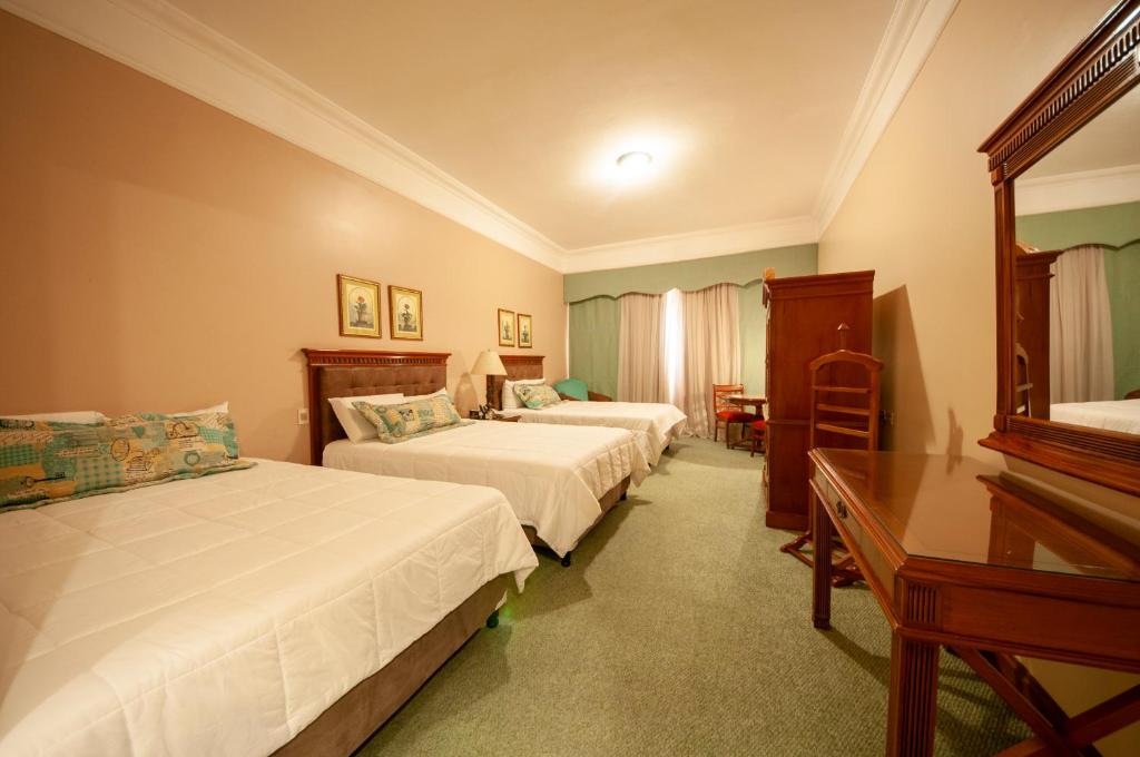 Postel nebo postele na pokoji v ubytování Granados Park Hotel