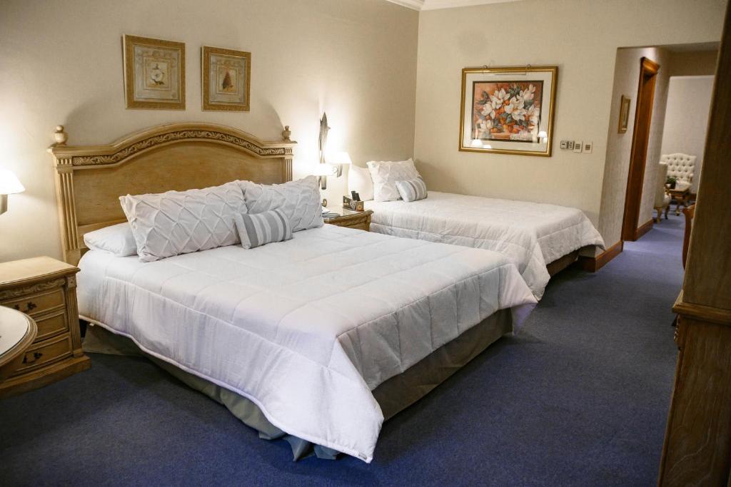 Postel nebo postele na pokoji v ubytování Granados Park Hotel