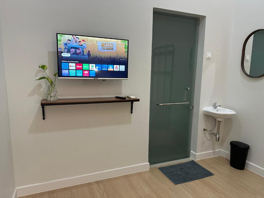 TV a/nebo společenská místnost v ubytování Cendhani Raras Gallery