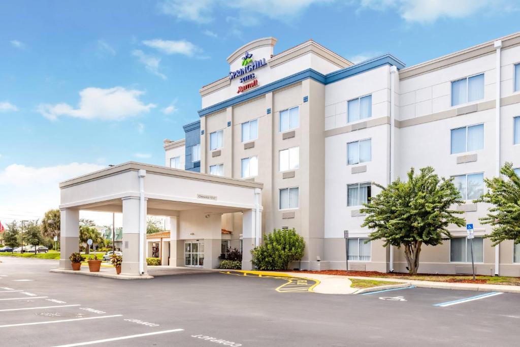 una representación de la parte delantera de un hotel con aparcamiento en SpringHill Suites Orlando Altamonte Springs/Maitland, en Orlando
