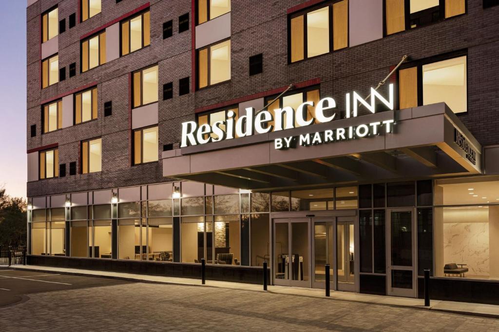 un edificio con un cartel que lee Residencia Posada de Marriott en Residence Inn by Marriott New York JFK Airport, en Queens