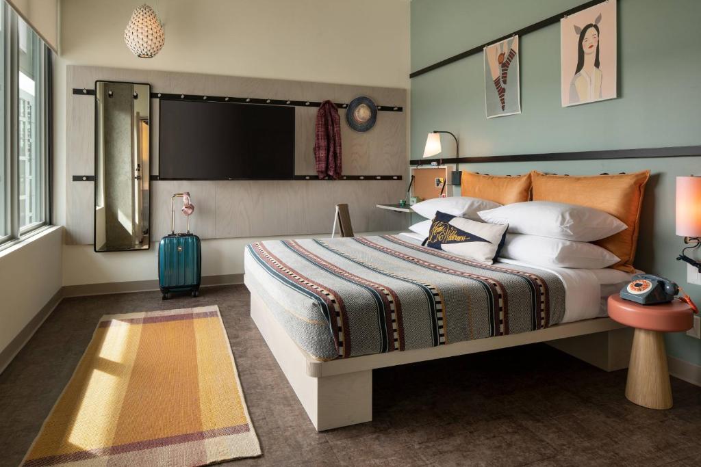Moxy Portland Downtown photo