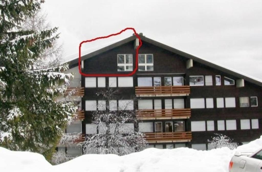 ein schneebedecktes Gebäude mit einem Skilift in der Unterkunft Ferienwohnung in Anzère, an der Skipiste in Anzère