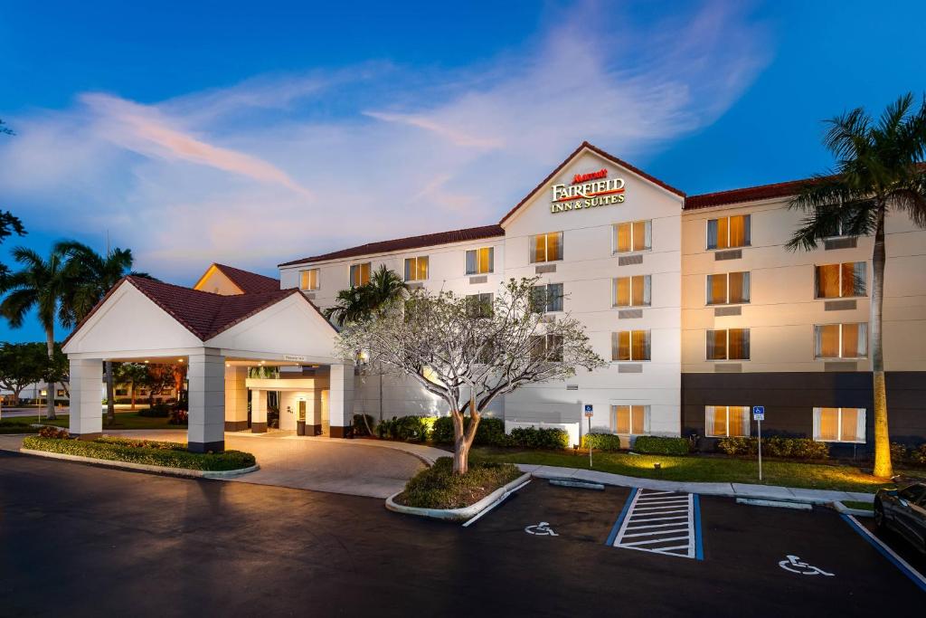 una representación de un hotel con aparcamiento en Fairfield Inn & Suites Boca Raton, en Boca Raton