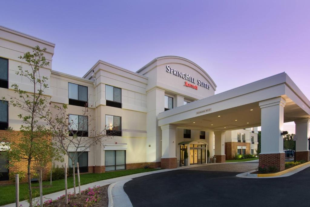 a rendering of the front of a hospital building at SpringHill Suites Alexandria in Alexandria