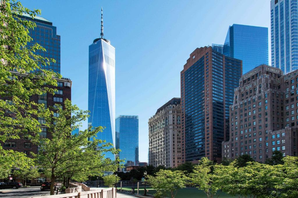 con vistas al perfil urbano y un rascacielos alto en New York Marriott Downtown, en Nueva York