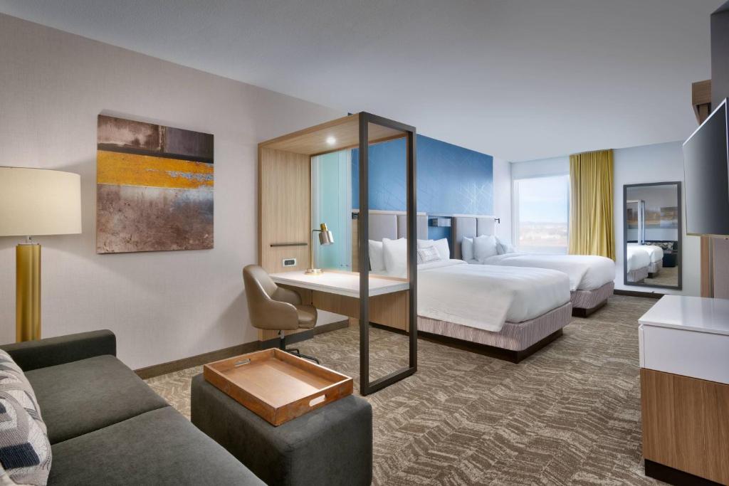 Habitación de hotel con 2 camas y sofá en Springhill Suites by Marriott Colorado Springs North/Air Force Academy en Colorado Springs