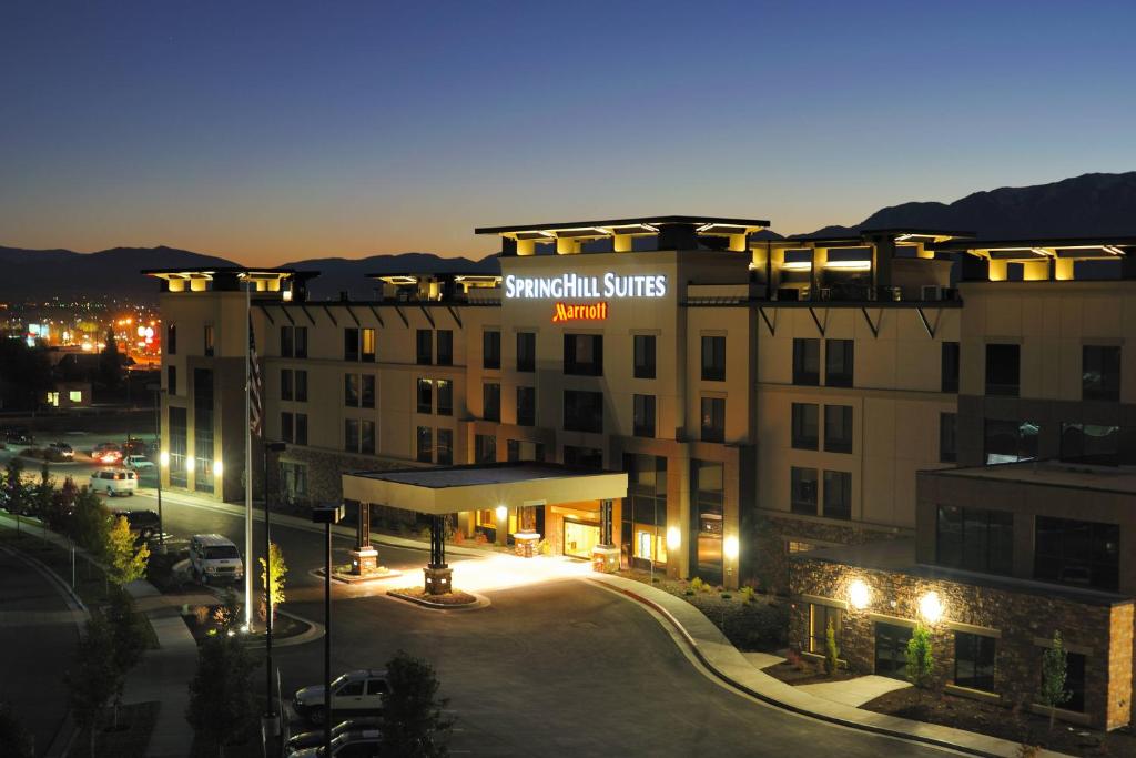 een uitzicht op een hotel 's nachts met verlichting bij SpringHill Suites by Marriott Logan in Logan