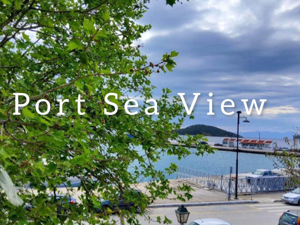 - une vue sur l'eau et la jetée dans l'établissement PORT SEA VIEW - SKIATHOS, à Skiathos Chora