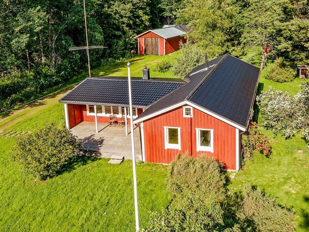 uma vista superior de uma casa vermelha com painéis solares em Holiday home ASKERSUND em Askersund